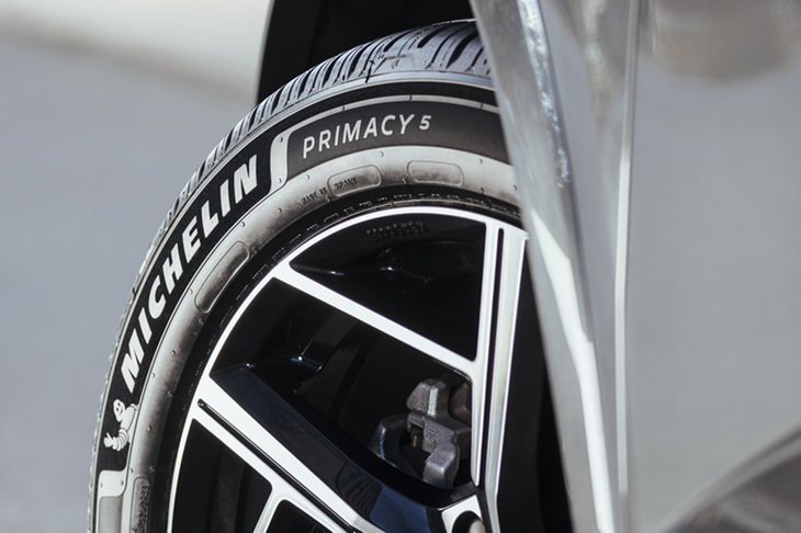 18インチサイズ以上の製品には、サイドウォールデザインに上質な黒とベルベットを思わせる高級のある「プレミアムタッチ」を採用している。