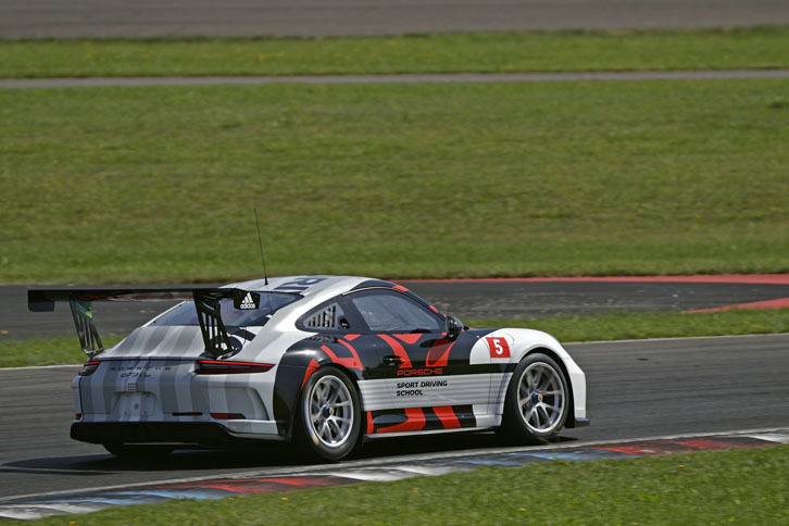 新型「911 GT3 Cup」ではフロントバンパーとリアエンドの変更により、ダウンフォースが強化されている。