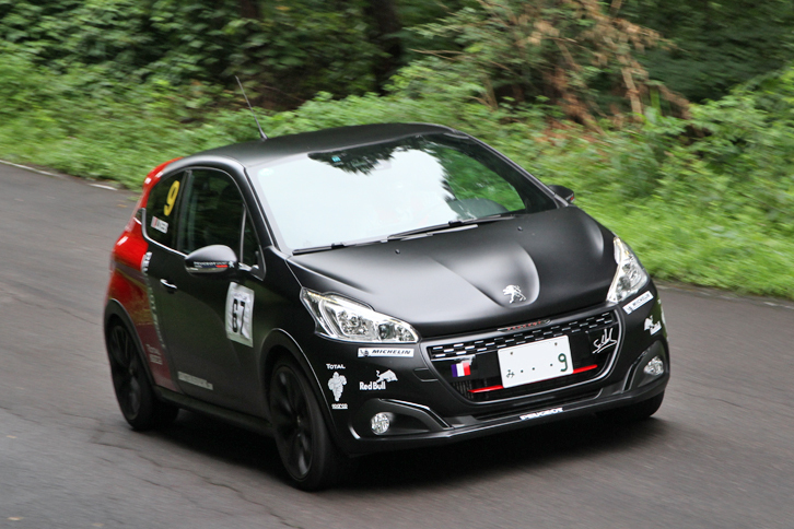 2016年「プジョー208GTi by PEUGEOT SPORT」。
