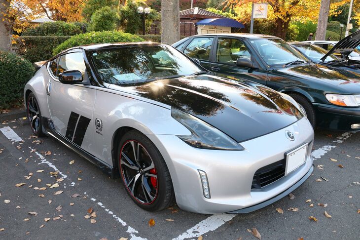 こちらの先代「日産フェアレディZ」は、誕生50周年を記念して設定された「50thアニバーサリー」。1970年にアメリカのSCCA（スポーツ・カー・クラブ・オブ・アメリカ）のレースで優勝した「Datsun 240Z BRE」のデザインがモチーフ。フェンダーパネルには50周年記念のエンブレムも装着される。