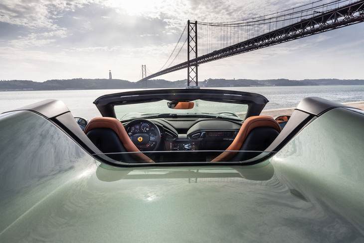 オープントップであるがゆえに、12気筒エンジンのサウンドがクーペ以上に楽しめるといわれる「スパイダー」。一方で、「ルーフを開放し200km/h超の速度で走行しても会話ができる」とアピールされている。