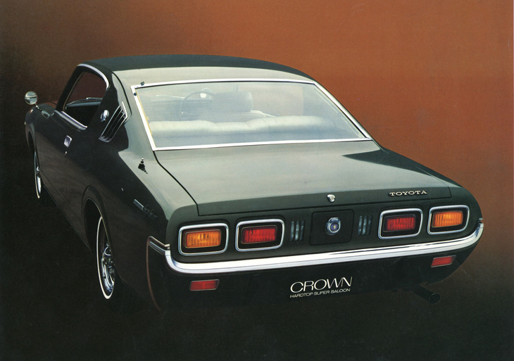 ハードトップのトップグレード「スーパーサルーン」のリアビュー。リアエンドのデザインは、セダンとはまったく異なる。