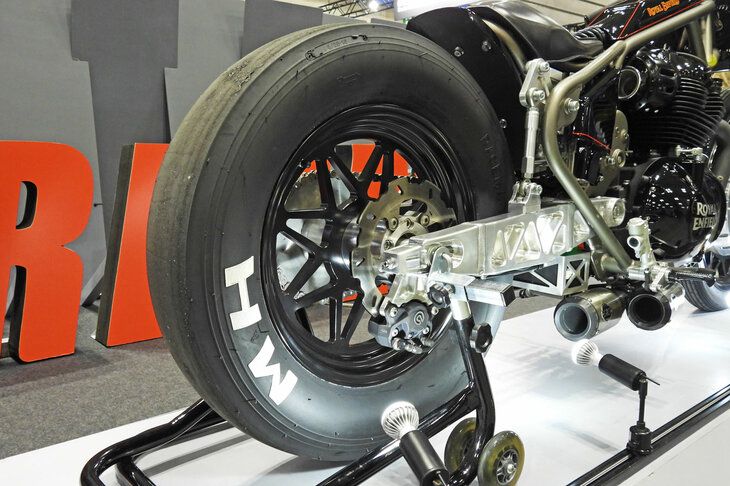 リアにはドラッグレース用のスリックタイヤを装着している。