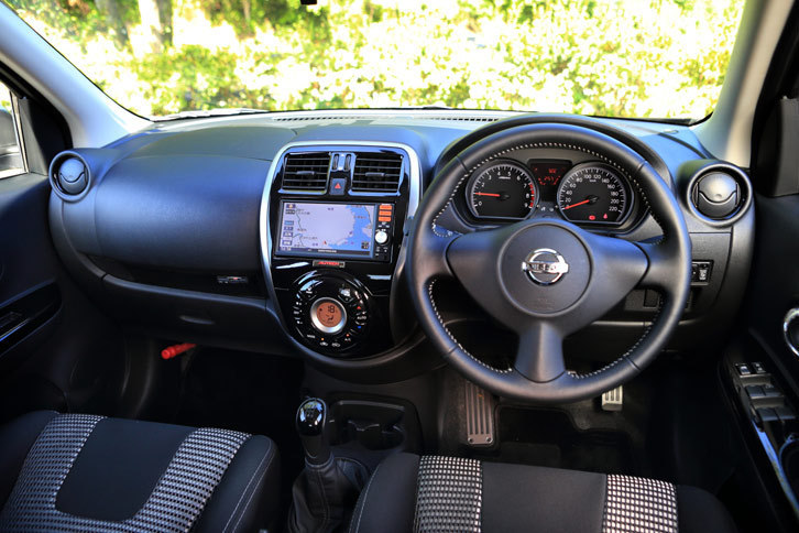 インストゥルメントパネルまわりでは、専用の本革3本スポークステアリングや220km/hスケールのコンビメーター、センタークラスターのシリアルナンバー入りエンブレムなどが特徴となっている。