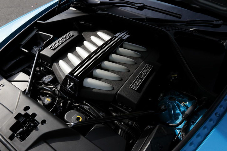 エンジンは現行型「ゴースト」から導入された6.6リッターV12ツインターボ。「レイス」では632psの最高出力を発生するが、「ドーン」のものは最高出力570psと、やや“控えめ”なチューニングとなっている。