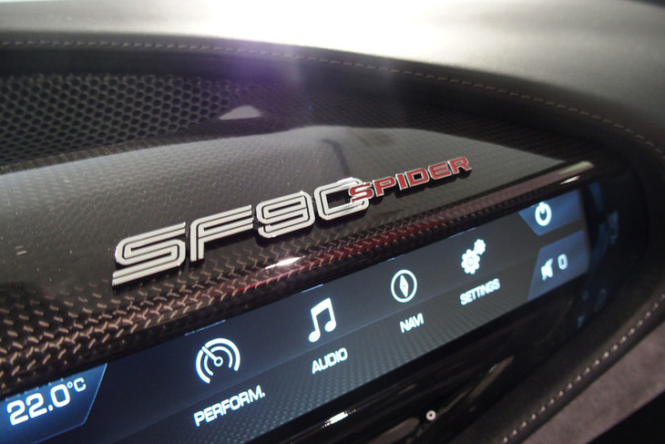 フェラーリSF90スパイダー（エンブレム）