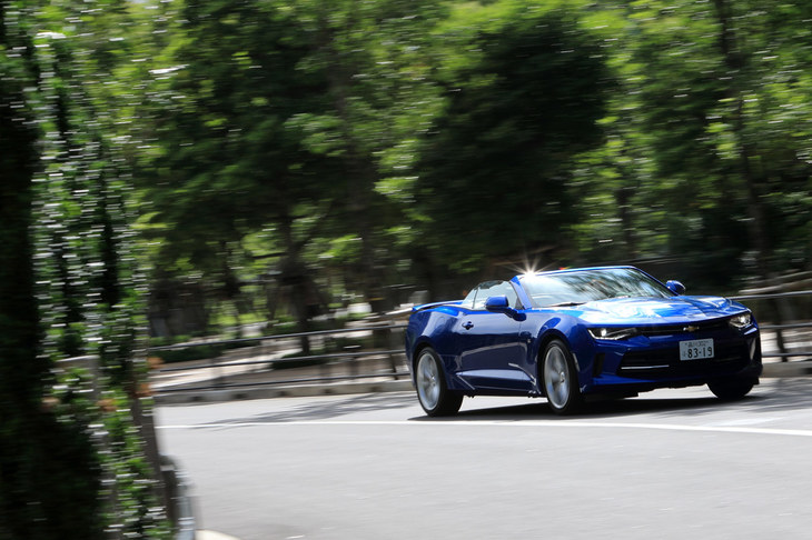 「カマロ コンバーチブル」には、走行に関連する各種制御をスイッチひとつで切り替えるドライブモードセレクターが装備されている。選択できる走行モードは「ツーリング」「スポーツ」「雪／凍結」の3種類。