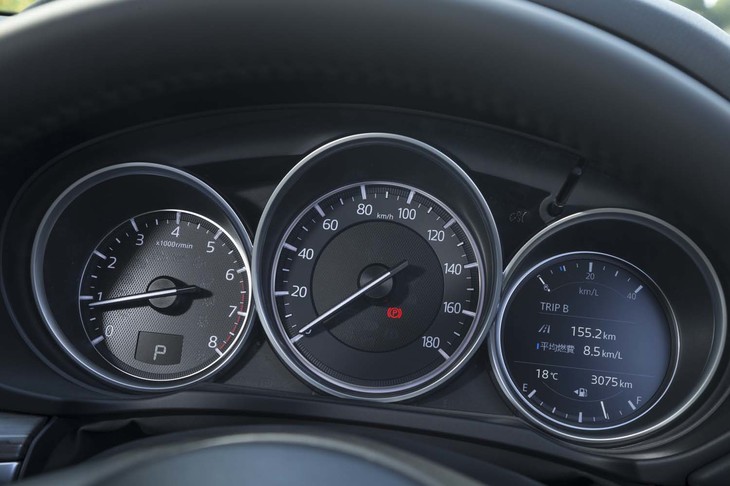 気筒休止機構の採用という大規模な改良を受けていながら、エンジン回転計のレッドゾーン（6400rpm）は変更されていない。