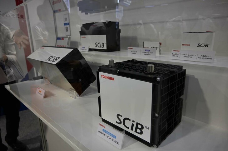 東芝の新型SCiBバッテリー。鉛バッテリーの代替品として2025年度より量産を開始するという。長寿命で低温に強く、重量も軽い。水素ガスが発生しないのも特徴だ。