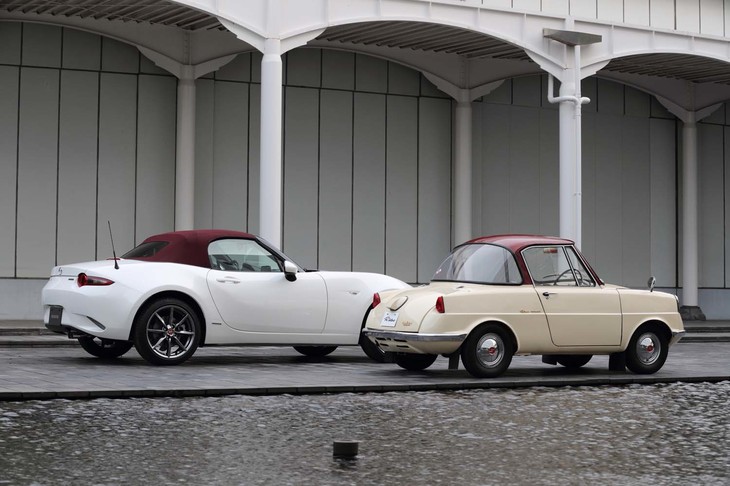 「R360クーペ」（写真右）と「ロードスター 100周年特別記念車」。