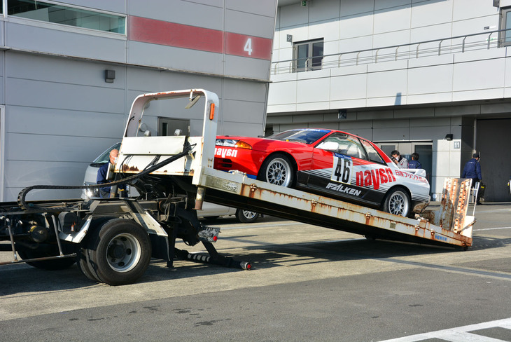 富士スピードウェイに搬入される「R32スカイラインGT-R N1耐久仕様車」。