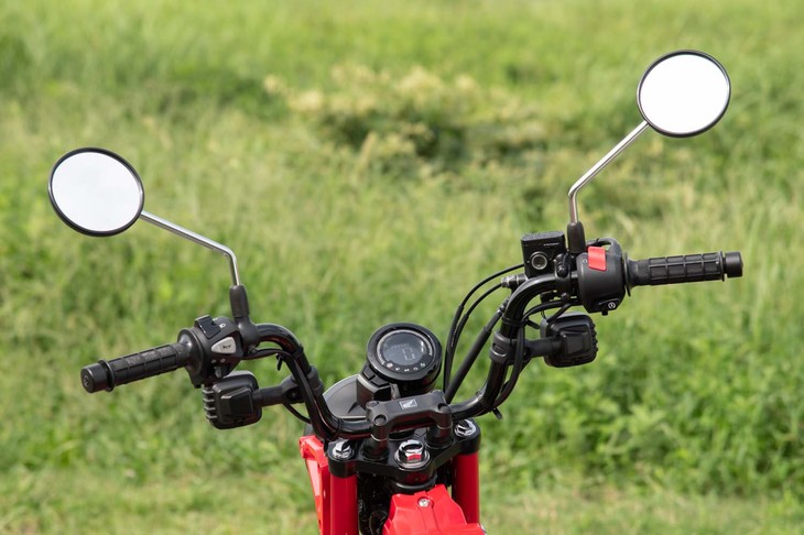 ハンドルは大きく湾曲したコンチネンタルタイプ。ウインカーは柔軟性のあるステーで取り付けられている。グリップヒーター（オプション）も装着可能。