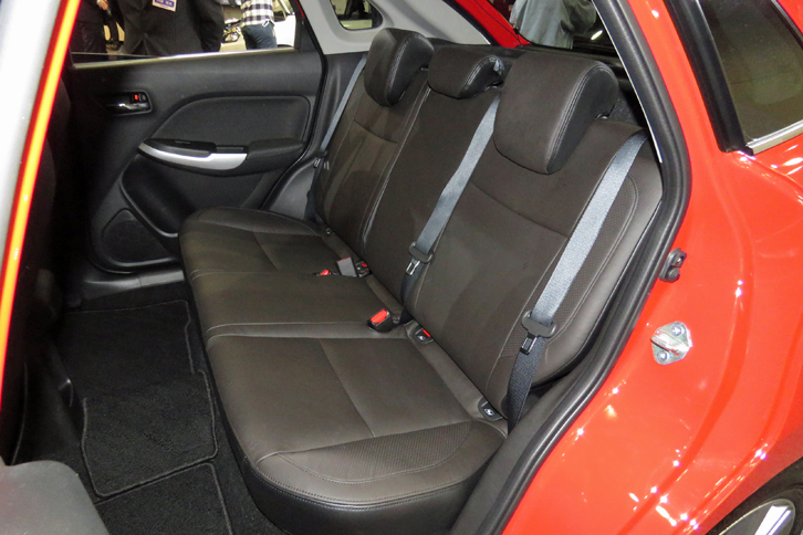 後席の様子。写真は「XT」のもので、本革シートはセットオプションに含まれる。