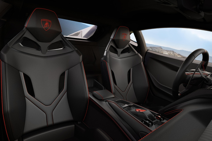 18Wayの電動調節機構やヒーター、ベンチレーションを備えるコンフォートシートのほか、サーキット走行に適したカーボンファイバー製ダブルシェルスポーツシート（写真）も選べる。