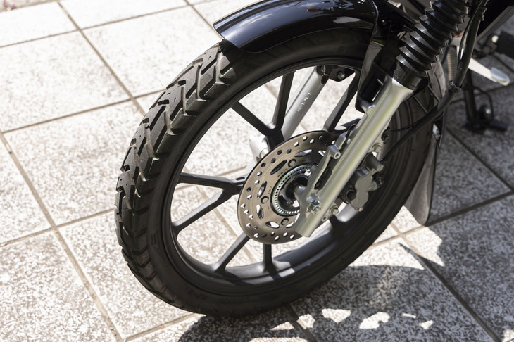足元の仕様もベース車と共通で、前後輪にはキャストホイールとチューブレスタイヤを採用。ブレーキは前後ともにディスク式で、フロントABSも装備される。