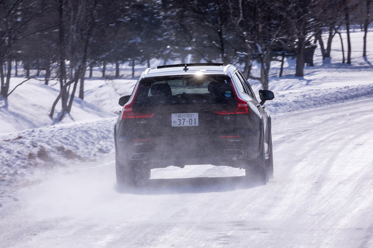 「T5 AWDプロ」のJC08モード燃費値は11.6km/リッター。「V60クロスカントリー」はガソリンエンジンのみの設定で、ボルボでも人気の高いディーゼルエンジンは本国にもラインナップされていない。
