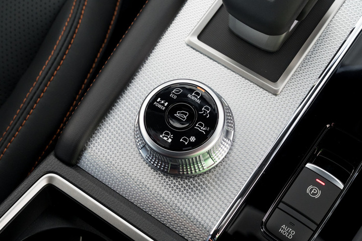 ダイヤル式のドライブモードセレクター。さまざまな使い方が想定されるSUVだけに、「NORMAL」「ECO」「POWER」「TARMAC」「GRAVEL」「SNOW」「MUD」と、実に7種類もの走行モードが用意される。