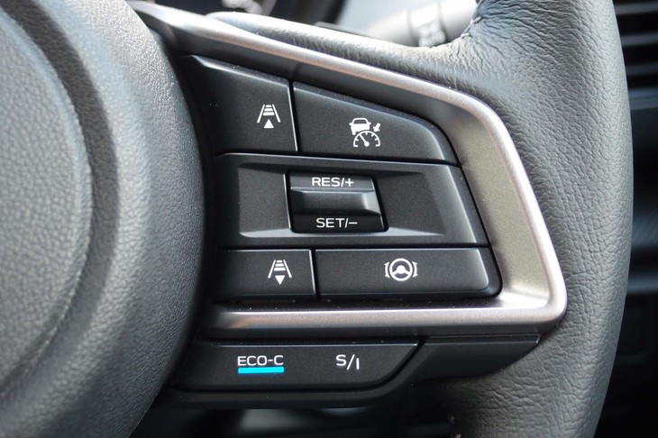 スバル・クロストレック（右側ステアリングスイッチ）