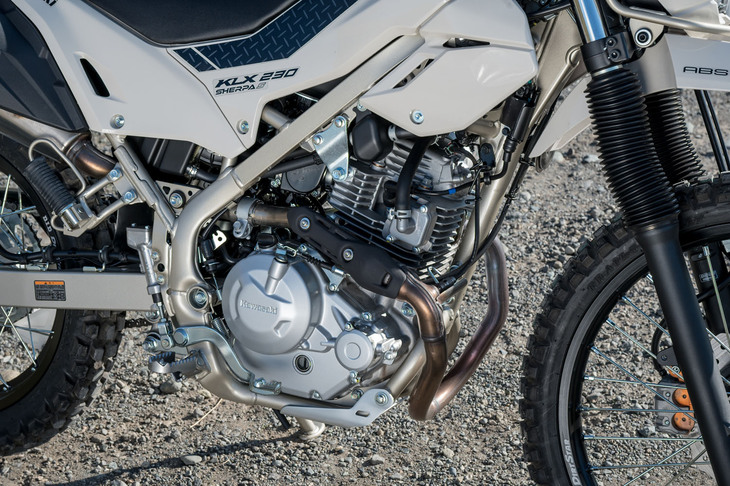 排気量232ccの空冷単気筒エンジンは、アイドリング付近の回転数でも粘り強さを発揮。シンプルな構造による信頼性の高さも自慢だ。