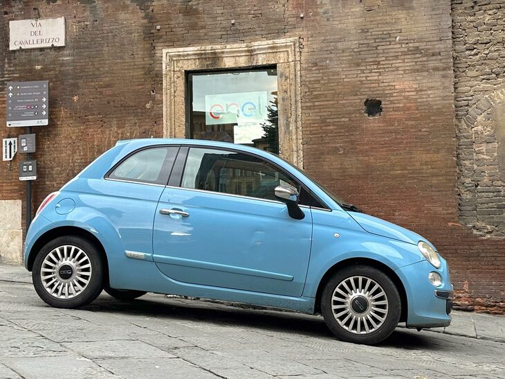 「500」は過去十数年で、イタリアの街の一風景となった。