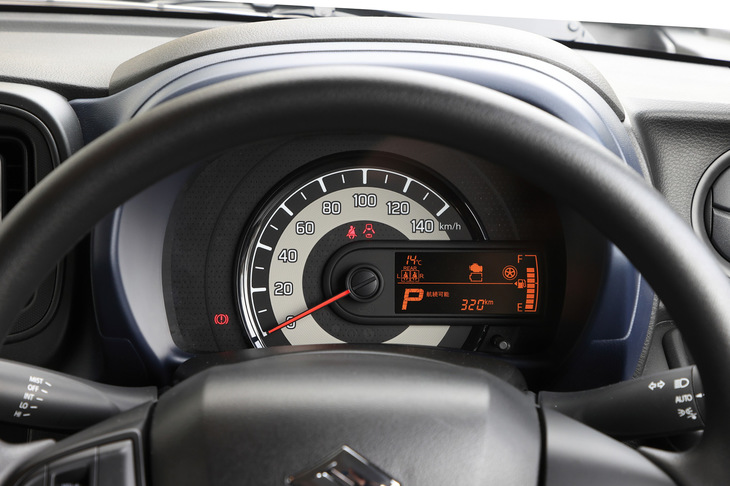 目盛りの細かさやシルバー装飾の有無など、メーターの意匠はマイルドハイブリッドシステム搭載車と非搭載車でデザインが若干異なる。インフォメーションディスプレイの機能はほぼ共通で、「A」「L」ではエコスコアが表示されない程度だ。