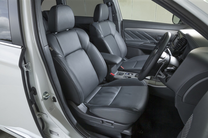 フロントシートについては、サイドサポートの形状を変更したほか、肩の部分のみ異なる硬さのクッション材を採用するなどして、サポート性向上を図っている。