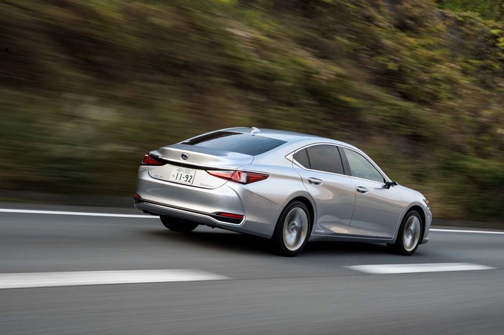 リアのサスペンションメンバーブレースを1枚から2枚へと変更。剛性強化によって乗り心地とドライビングフィールを向上させている。