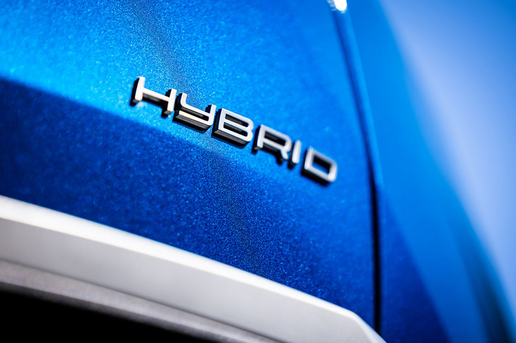 「3008」のハイブリッドモデルは、ステランティスが採用を拡大している48Vマイルドハイブリッドシステムを搭載。低速時の100％電動走行を実現したほか、状況によっては約30km/hまでEV走行が可能とされる。