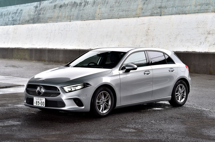 
	【メルセデス・ベンツA180スタイルのスペック】
	ボディーサイズ：全長×全幅×全高＝4440×1800×1420mm／ホイールベース：2730mm／車重：1400kg／駆動方式：FF／エンジン：1.3リッター直4 DOHC 16バルブ ターボ／トランスミッション：7段AT／最高出力：136ps（100kW）/5500rpm／最大トルク：200Nm（20.4kgm）/1460-4000rpm／タイヤ：（前）205/60R16 92V／（後）205/60R16 92V（ピレリ・チントゥラートP7）／燃費：15.0km/リッター（WLTCモード）／価格：369万円
	