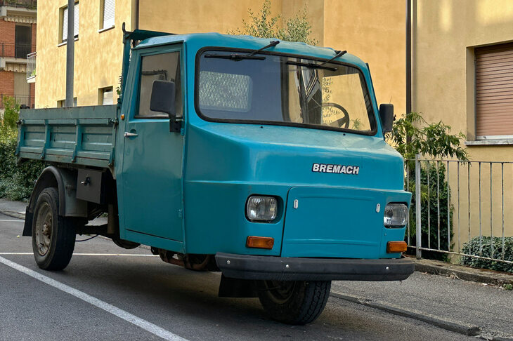 「ブレマック」三輪トラック。2024年シエナ県で撮影。