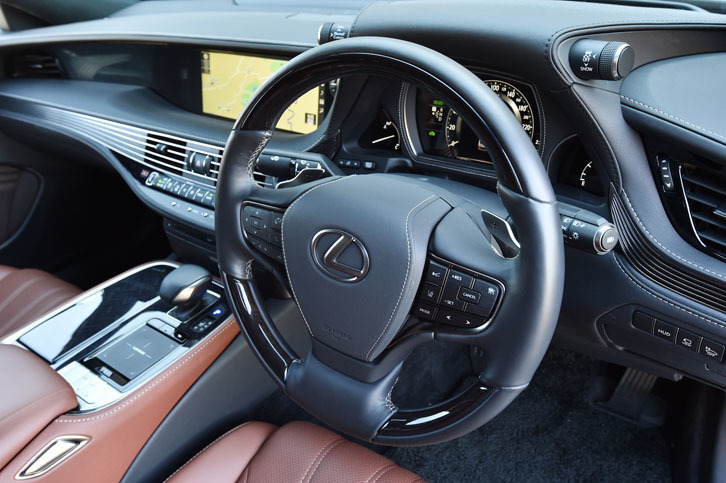 ステアリングホイールのスポーク部には、予防安全パッケージ「Lexus Safety System＋A」やカーオーディオなどの操作スイッチが備わる。