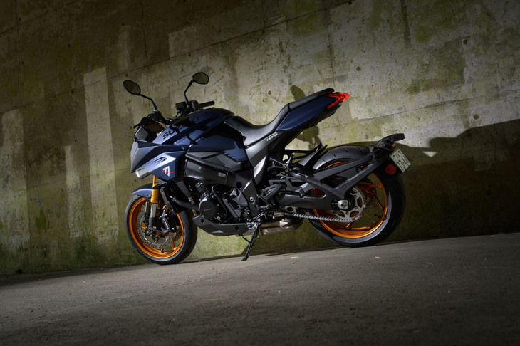 ストリート指向のセッティングがなされた足まわりに、手応えの強いハンドリング。「スズキ・カタナ」は、日本の道路環境でも「高性能なバイクを操縦している」という満足感が得られるマシンだった。