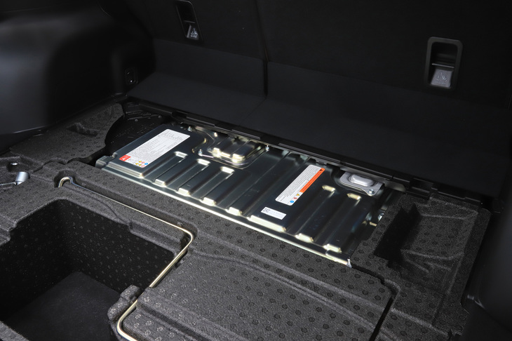荷室床下にバッテリーが搭載される都合で、床下のカーゴフロアマルチボックスの形状は、2.5リッターガソリン車とは大きく異なっている。