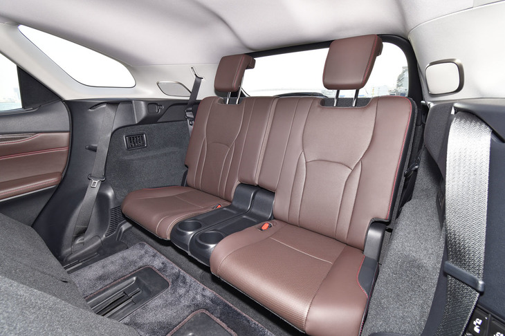 3列目の居住性はミニマムといった印象。後輪の真上ということもあり、乗り心地も良くない。