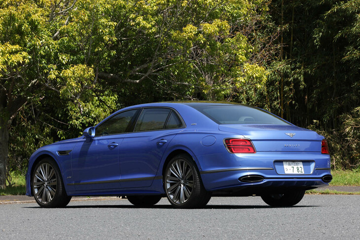 「フライングスパー スピード」のリアビュー。エクステリアデザインは、先代モデルをベースに細部をブラッシュアップしたもの。ボディーカラーは写真の「ネプチューン」を含む101種の基本色のほか、ベントレーが過去のモデルに用いたカラーもチョイス可能だ。カスタムペイントにも対応しており、その選択肢は事実上無限大といえる。