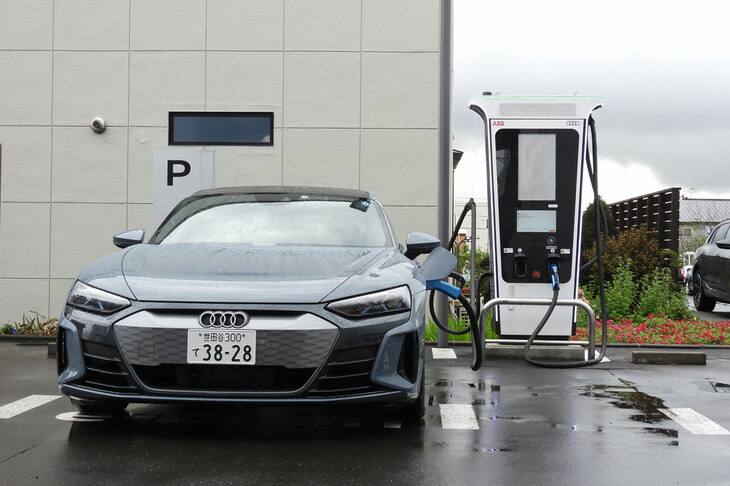 アウディ旭川にて、プレミアムチャージングアライアンス（PCA）の急速充電器で充電を受ける「アウディe-tron GT」。