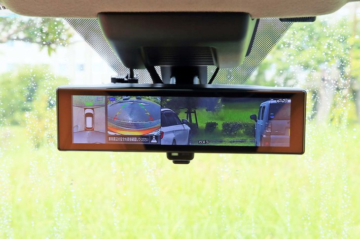 カメラが後方視界を映し出すインテリジェントルームミラーはインテリジェントアラウンドビューモニターとのセットオプション（6万9300円）。俯瞰（ふかん）のイメージはセンターコンソールのモニターでも確認できる。