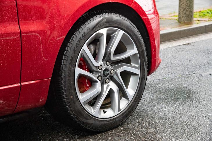 ホイールには21インチ、22インチを合わせ、全8種類のアイテムが用意される。