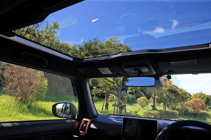 「スカイフィールトップ」と呼ばれるガラスルーフは、前席頭上をカバーするよう配置されているのが特徴。シェードも備わる。