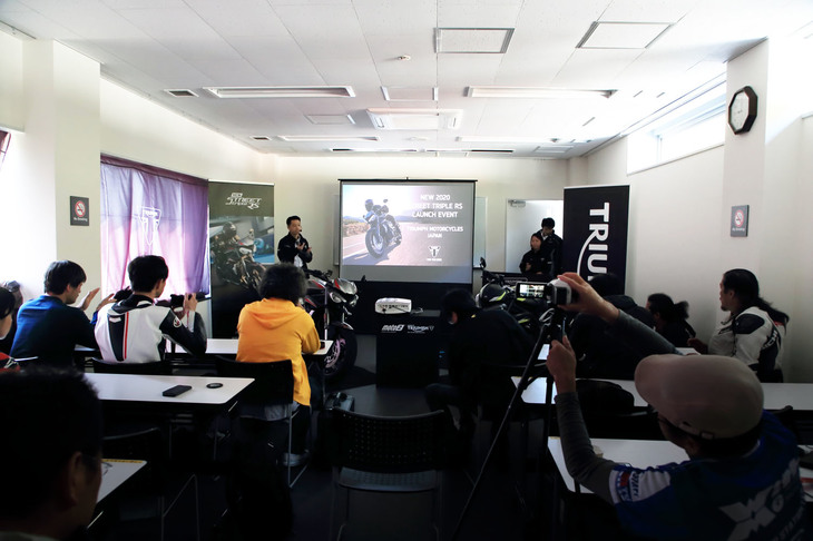 発表会では「ストリートトリプルRS」の製品紹介のほか、昨今のトライアンフの商況も説明された。日本では2015年以来右肩上がりに販売を伸ばしており、ハーレーダビッドソン、BMWに次ぐ第3位の地位を確固たるものにしているという。