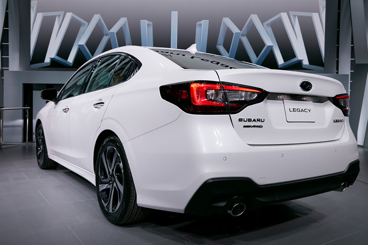 新型「レガシィ」のリアビュー。
	明照寺：「ボディーサイドのキャラクターラインにも注目してください。従来型にはあった、ラインの下の凹みがなくなっているでしょう」
	永福：「ホントだ」