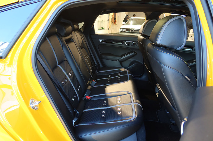 ミツオカM55ファーストエディションe：HEV EX（’リアシートまわり）