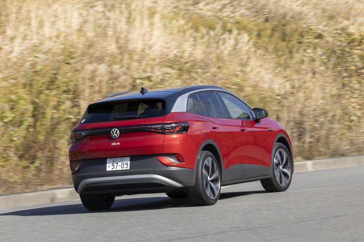 タイヤは「プロ」が前：235/50R20、後ろ：255/45R20の前後異幅を採用するのに対し、「ライト」は前後とも235/60R18を履く。