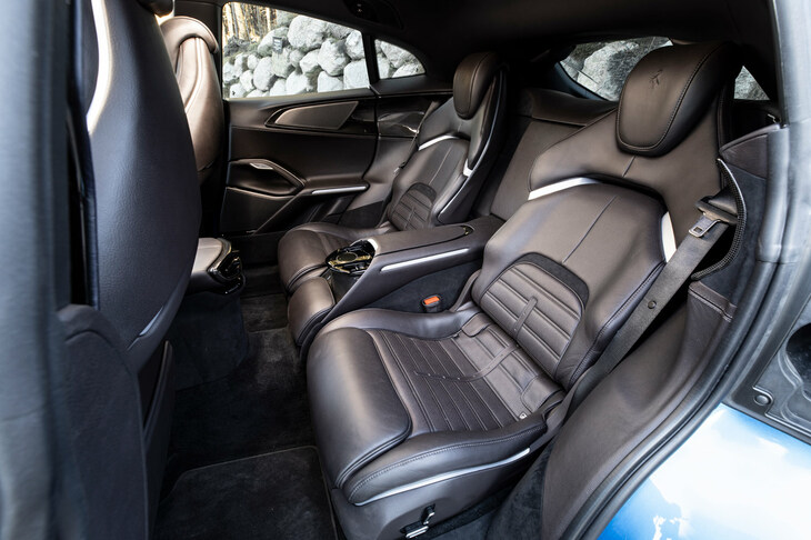 リアシートは完全な左右独立式で、個別にリクライニングなどの調整が可能。前席同様、シートヒーターが備わっている。