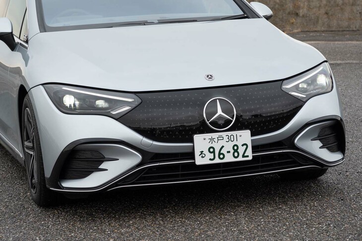 フロントマスク中央のエンブレムのまわりは1枚のパネルとなっており、小さなスリーポインテッドスターがちりばめられる。