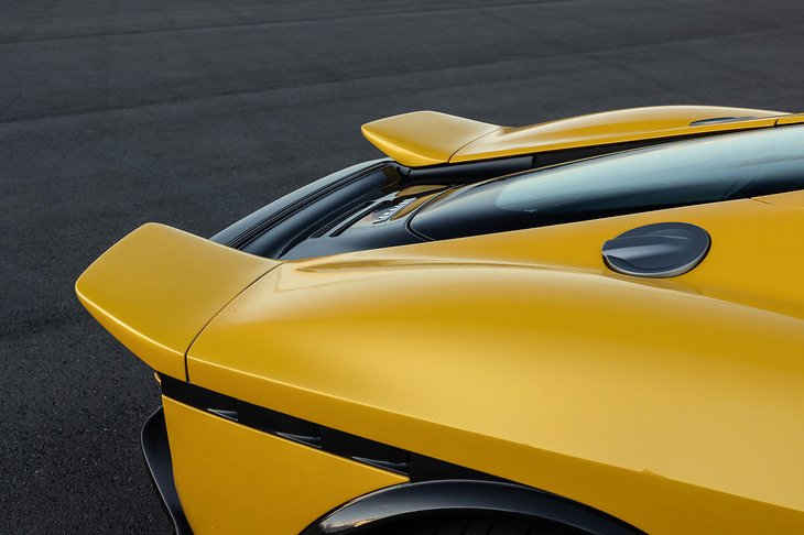 車体のリアエンドには、個性的なツインテールデザインの可動式スポイラーが備わる。これは、「アセットフィオラノ」仕様車では固定式リアウイングとなる。