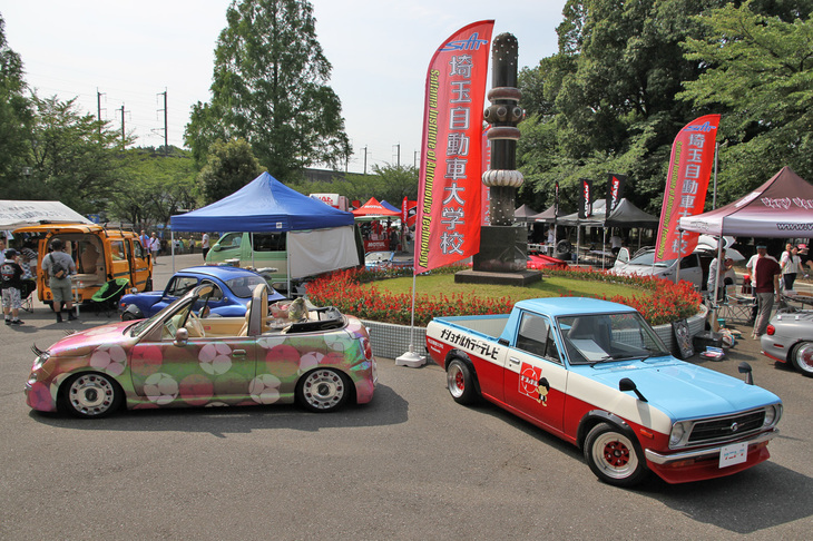 前庭には、近年の東京オートサロンに出展された学生製作のカスタムカーなどが並べられていた。