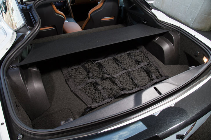 スポーツカーとしては使いでのあるラゲッジルームも「シボレー・コルベット」の特徴。荷室容量は425リッター（北米仕様）と公称されている。