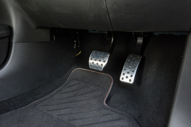 「GT」に装備されるアルミペダル。運転席の足元スペースが狭い「トゥインゴ」では、クラッチペダルの省略により左足を休めておける空間が出来た点も、ささやかながらEDC仕様の魅力のひとつといえる。