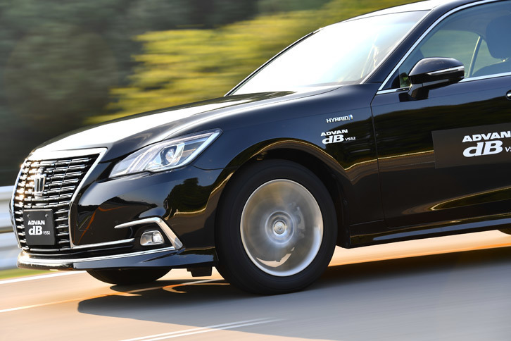 テスト車の「トヨタ・クラウン ロイヤル」に装着された「ADVAN dB V552」。